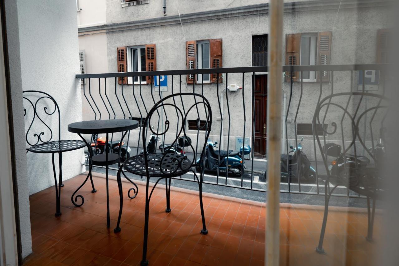 トリエステCentro Storico Moderno Trilocale Con Balconeアパートメント エクステリア 写真